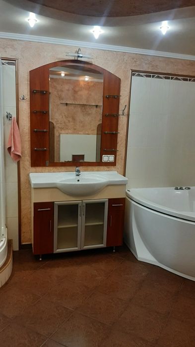 Здам свою 3 ёх комнатную  квартиру с гаражём