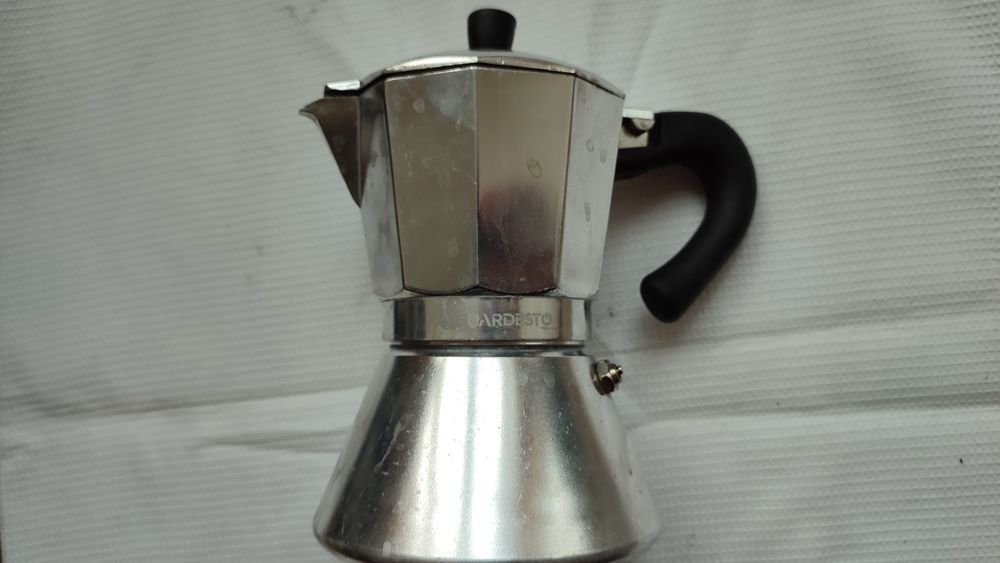 Продам гейзерну кавоварку