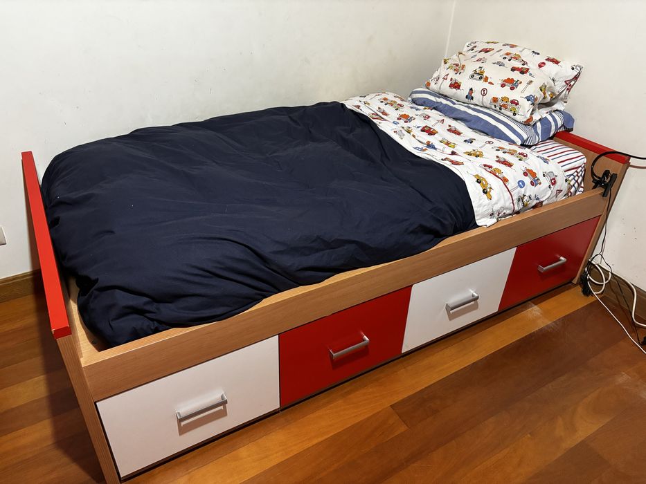 cama individual vermelha e branca