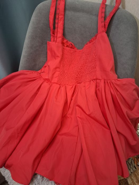 Сукня червона з рюшами