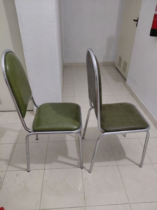 2 cadeiras  em cromado  com estofes em napa verde usado em bom estado .