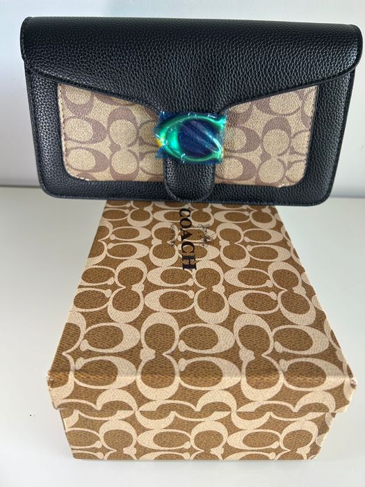 Mala com estampa e logo dourado em metal