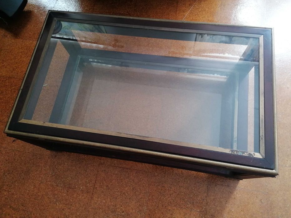 Mesa de centro / coffee table, em madeira maciça, latão e vidro