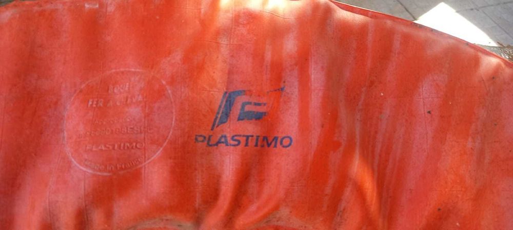 Uma boia ferradura da marca plastimo