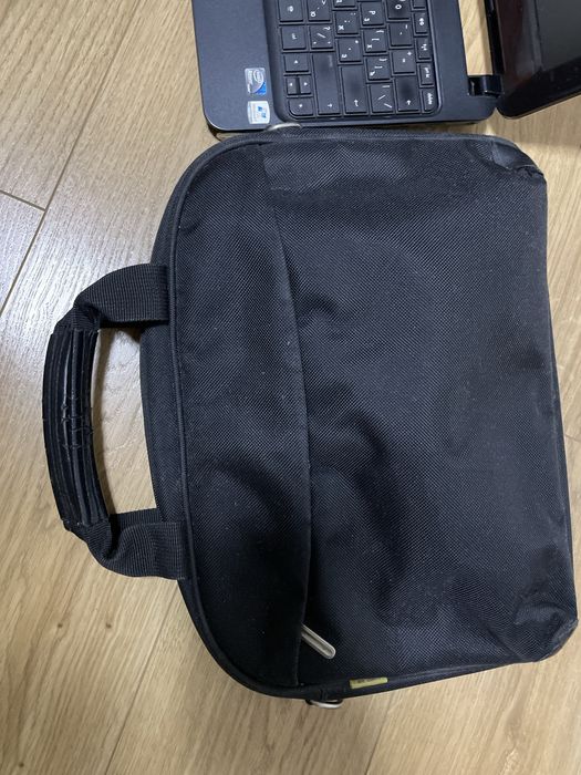 Нетбук hp mini працює