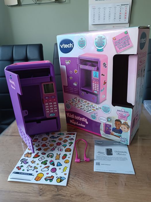 fioletowo-różowa szafka-sejf VTech KidiSecrets MagicLocker, zaprojektowana dla dzieci w wieku 6–11 lat.Urządzenie jest zabezpieczone 6-cyfrowym kodem