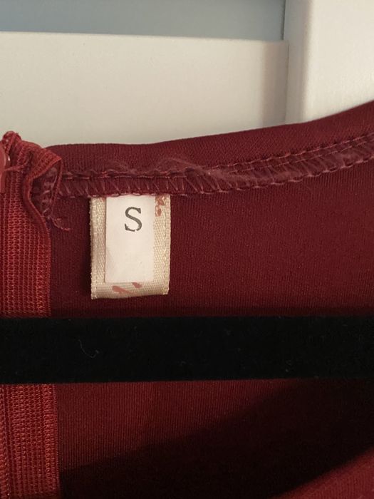 Sukienka w kolorze wina