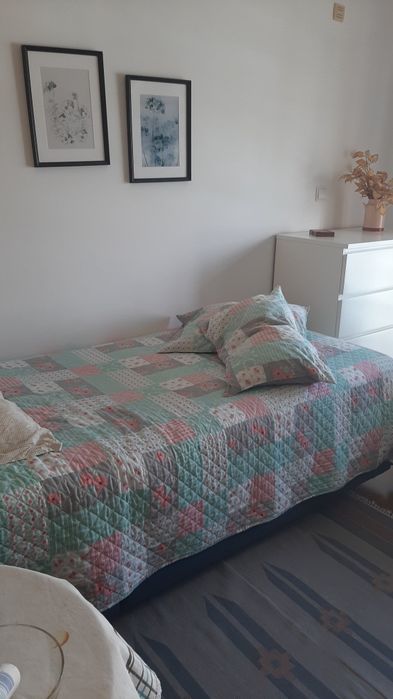 Aluga quarto estudante Nova SBE Carcavelos