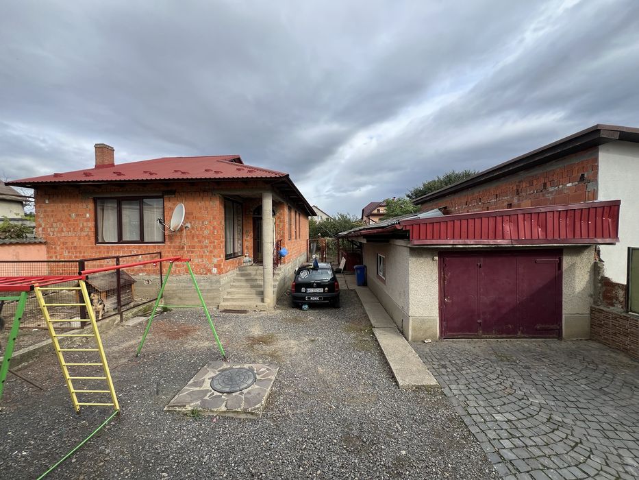 Продаж двох будинків у одному дворі.