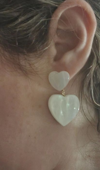 Brincos em acrílico branco, parece madrepérola, de pico.