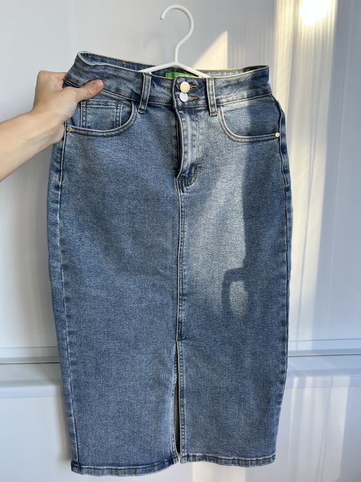 Джинсовая юбка с разрезом