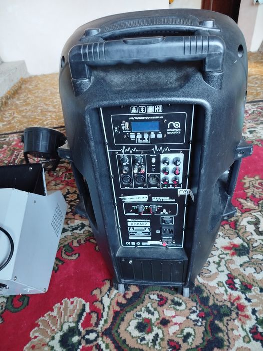 Музична колонка та музичне обладнання