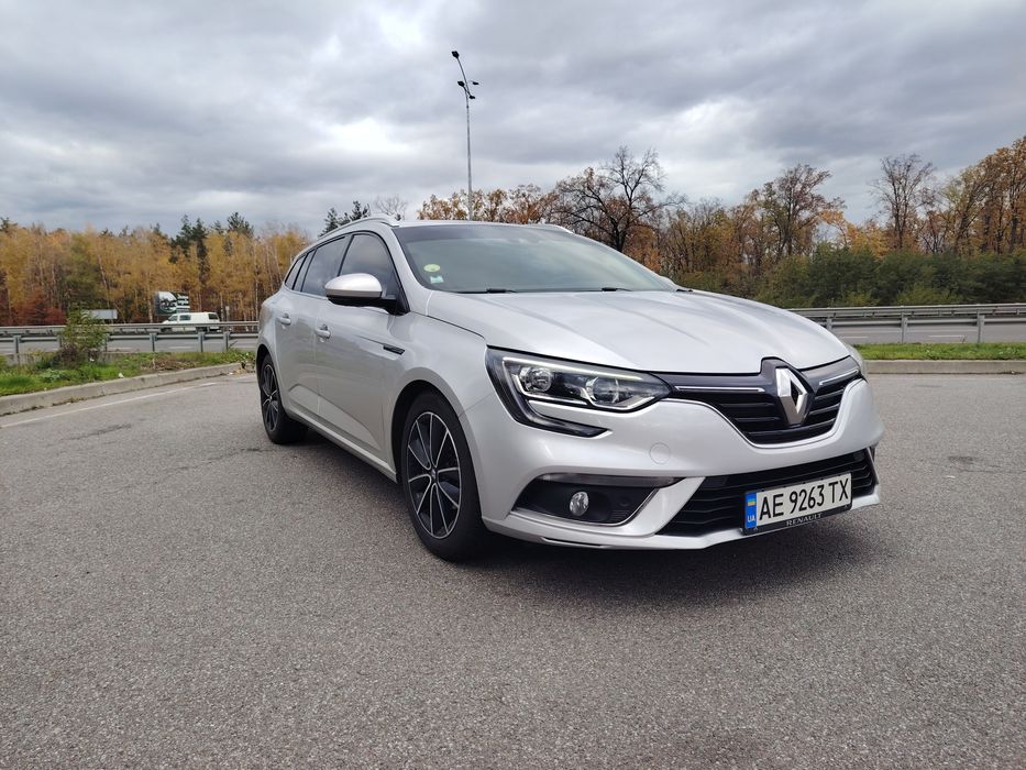 Усім привіт!
Продам власне авто Renault Megane 1.5d 2017 року пробіг 200тисяч чудовому стані. Дуже багато чого зроблено перебрала ходова, нове щеплення (700$)з маховиком, АКБ новий два комплекта  ризини майже новой
 .Буде хороший торг. 
Можлива доставка по Україні. ПРИГОН.. 

Телефонуйте усе розповім Київ 09******10 Юрій...