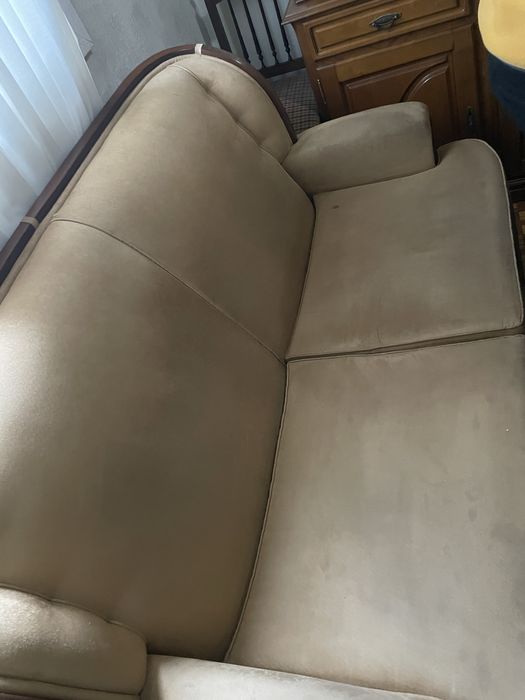 Sofa de 2 lugares bege com madeira