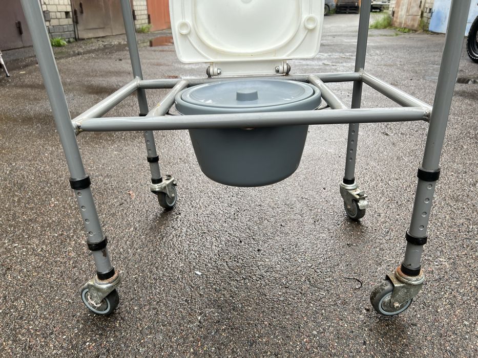 Стілець-туалет регульований на колесах, пересувний. НТ-04-008
