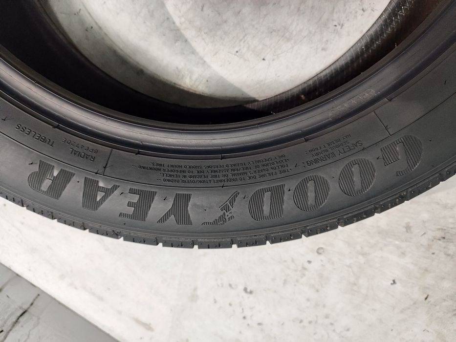 2 pneus semi novos Good Year 225/55R19 Oferta dos Portes