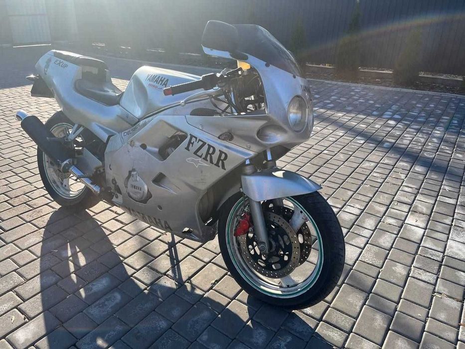 Спортбайк Yamaha FZR