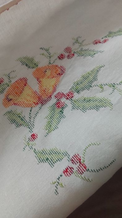 Toalha de linho caseiro bordada a mão