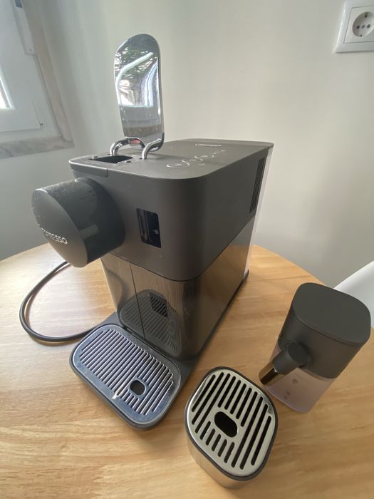Maquina de café Nespresso DeLonghi - Lattissima One