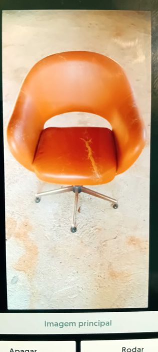 Vendo cadeira em pele usada