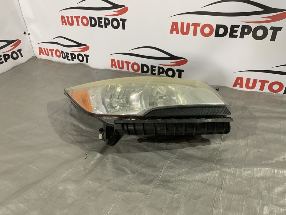 Фара правая Ford Escape 2013-2016 галоген