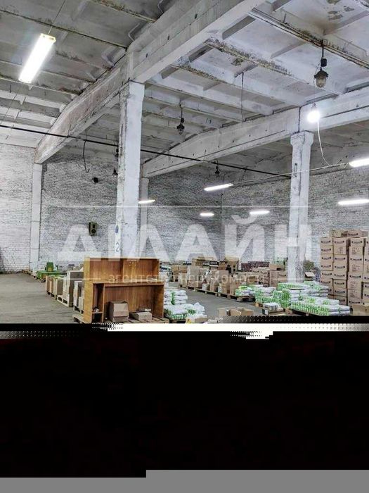 Капітальний склад з рампою та офісами.  Поруч з трасою.