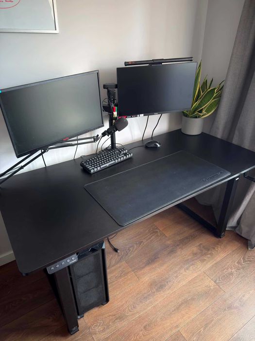 Biurko gamingowe Ultradesk UPLIFT 160 cm Czarne