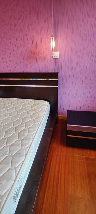 Cama de casal madeira (c/ mesa de cabeceira)