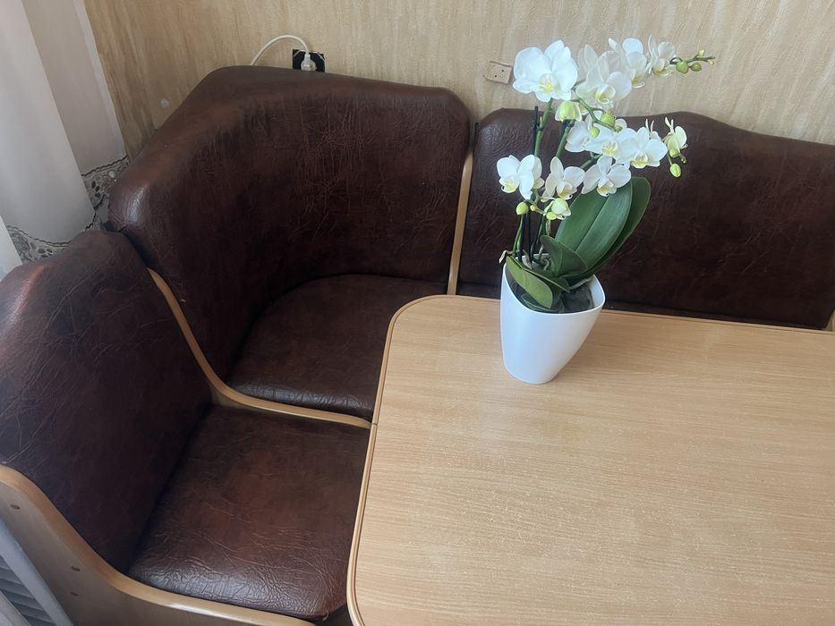 Куточок в кухню з столом