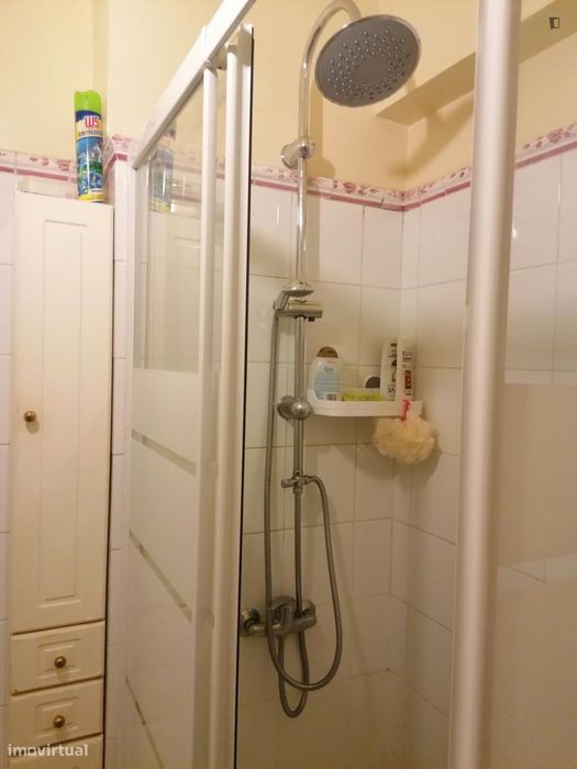 Quarto - localizado em Benfica Lisbon