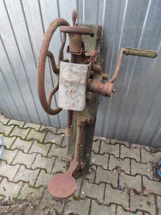Stara zabytkowa wiertarka kolumnowa ręczna