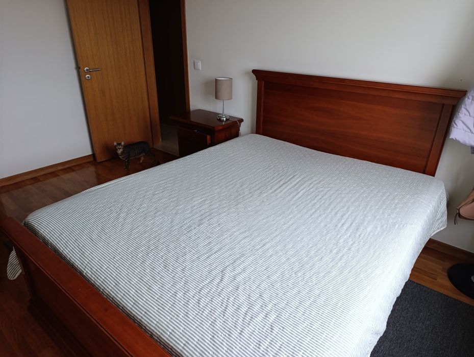 Jogo de quarto em madeira maciça
