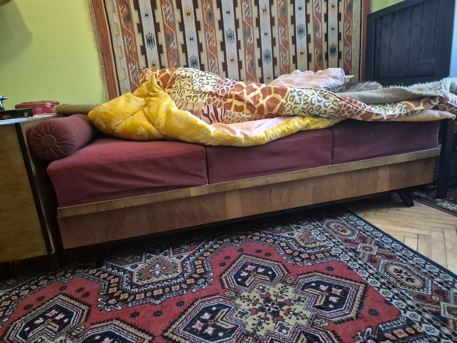 Komplet mebli drewnianych kalwaria lata 60te , rezerwacja  szafy i wytrynek do  31.08