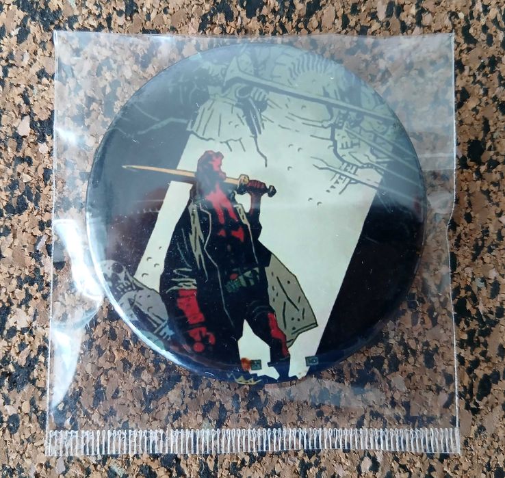 Lote de 7 crachás com ilustrações do Mike Mignola