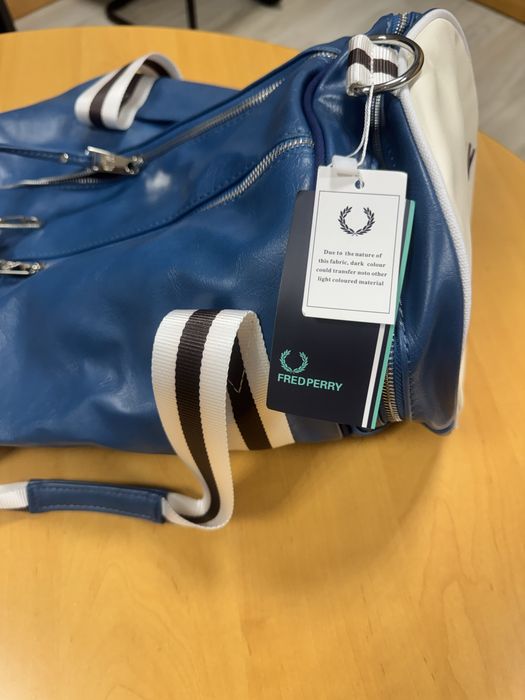 Mala Fred Perry Barrel Bag Original – Azul/Branco – NOVA.