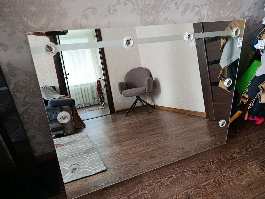 Зеркало для визажиста.