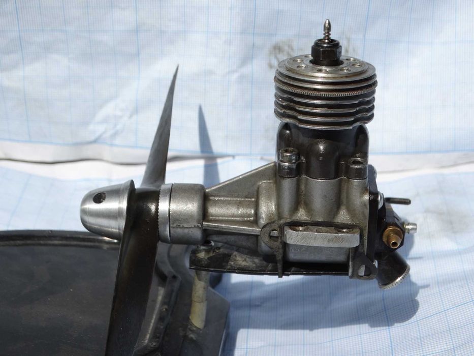 Мотор  КМД-2.5   с  белой  парой