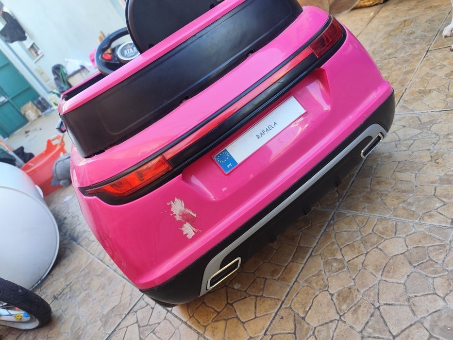 Carro elétrico com comando e carregador