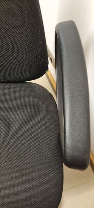 Cadeira de escritório ergonómica com braços, em muito bom estado.