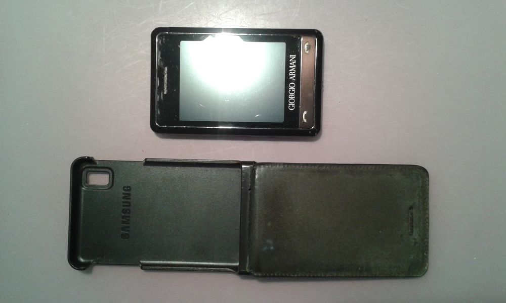 Telemóvel de design, marca Samsung, modelo Giorgio Armani, com capa em cabedal