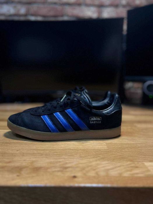 Adidas Gazelle 43⅓ – oryginalne, czarny + niebieskie paski