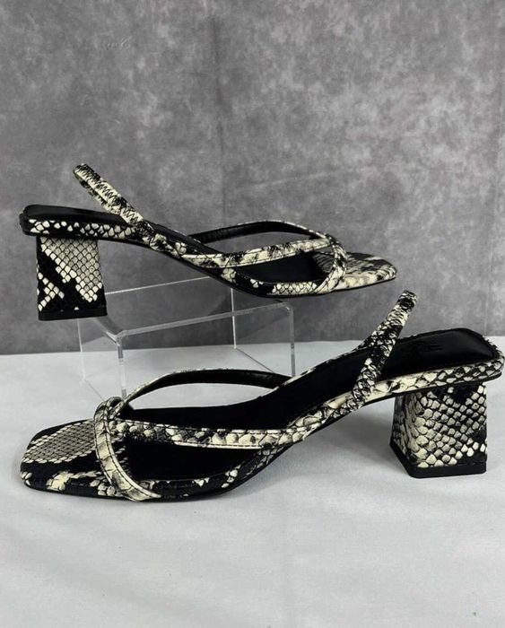 Босоножки  в змеиный принт H&M