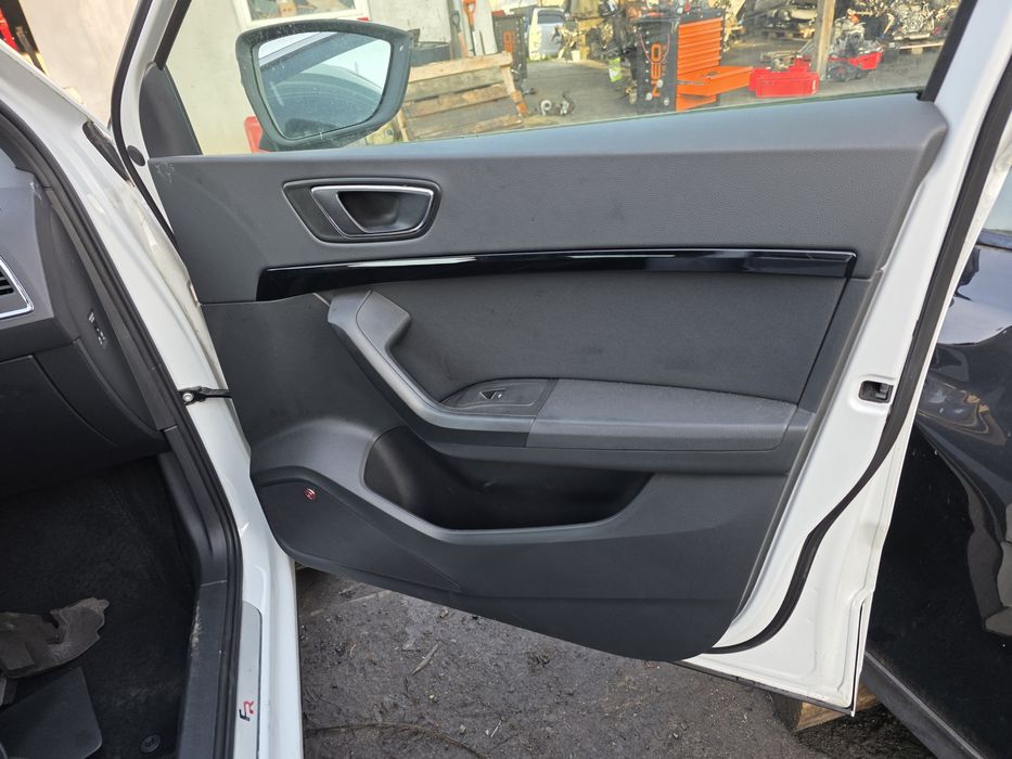 Fotele wnętrze boczki tapicerki drzwi seat ateca FR czarna skóra elek