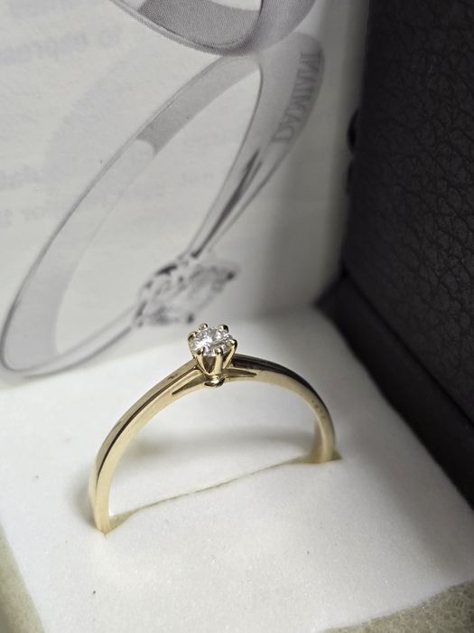 Золотое кольцо с бриллиантами, каблучка з діамантами