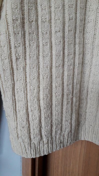 Sweter z owczej wełny.