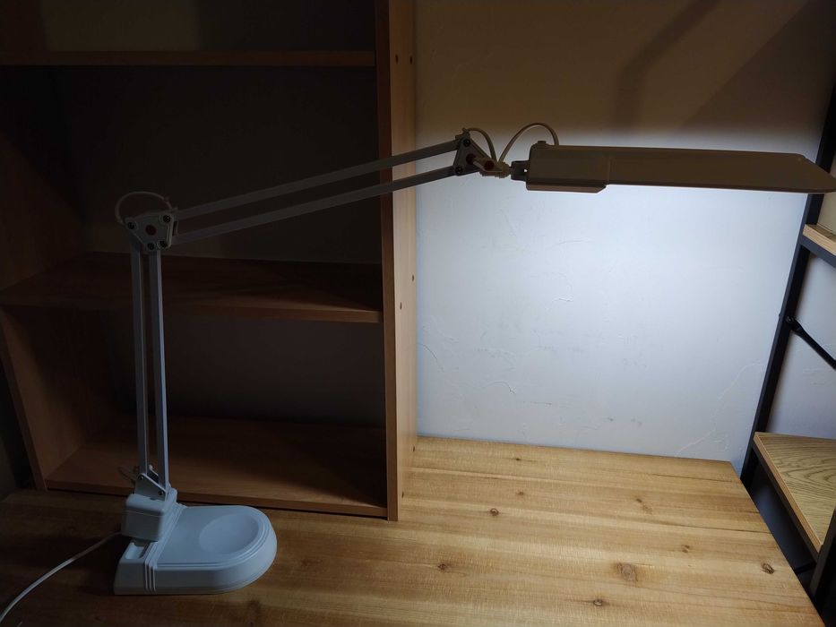 Candeeiro de secretária articulado e em muito bom estado