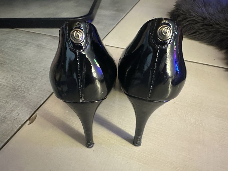 Buty na obcasie Guess