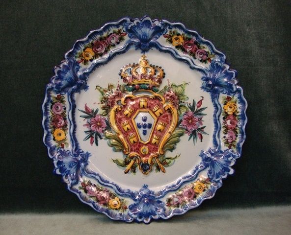 Dois pratos antigos em faiança portuguesa