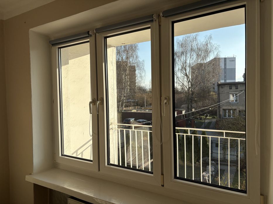 białe okna ścienne trzyskrzydłowe dwuszybowe na sprzedaż używane