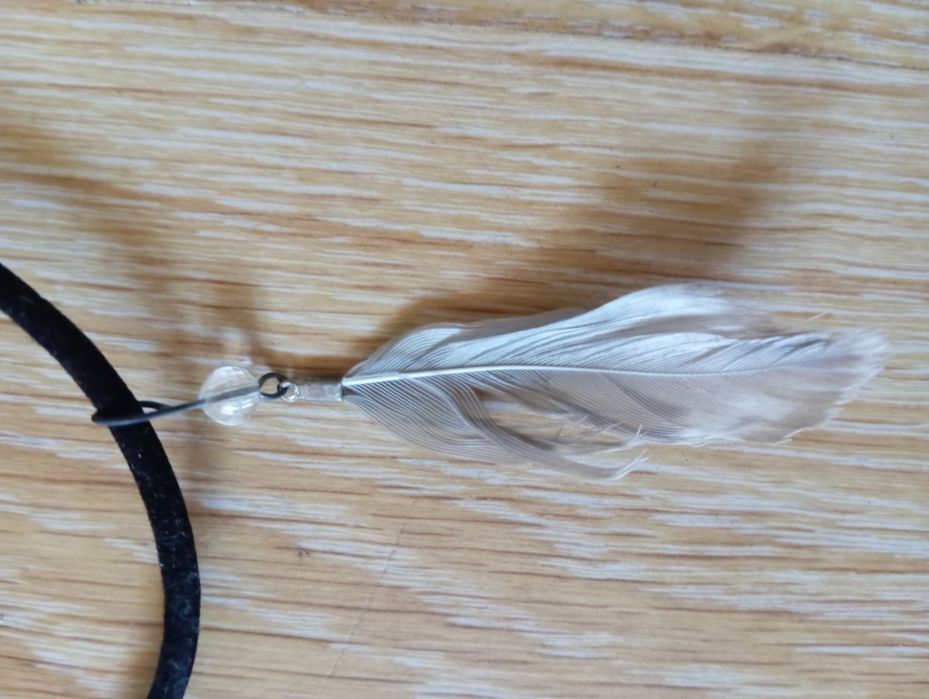 Czarny choker z zawieszką piórko
